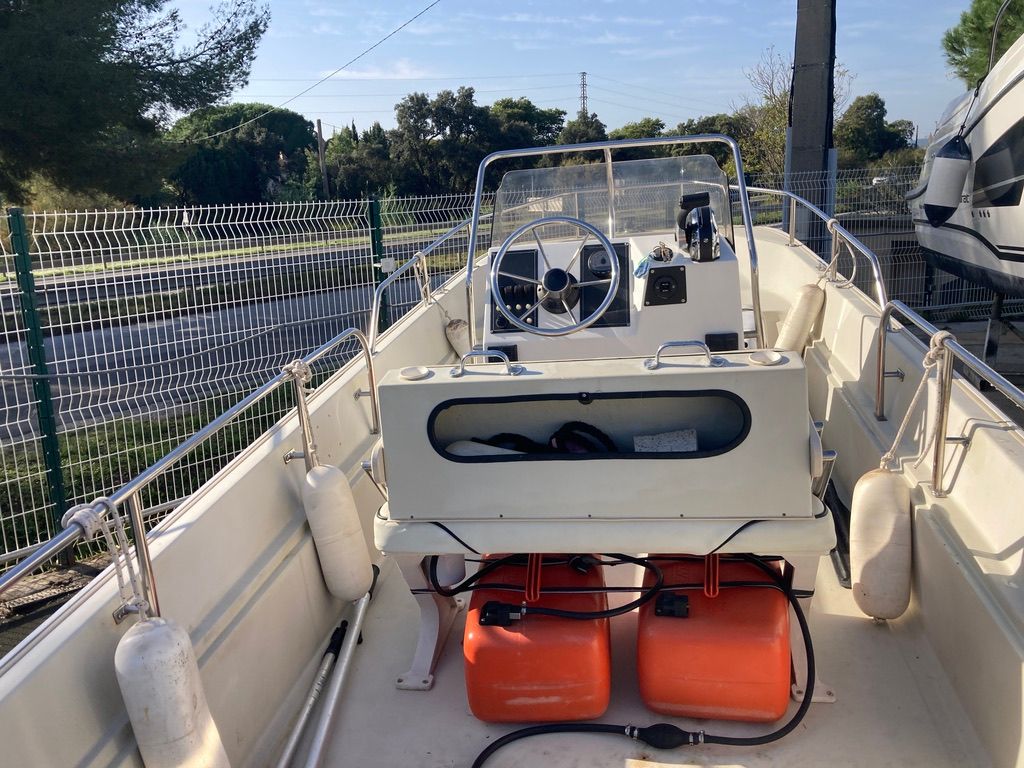 slider 12 Boston Whaler  17 Montauk